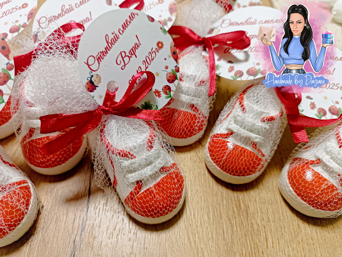 Подаръци за гости - обувка/буйка в червено ''Калинка''