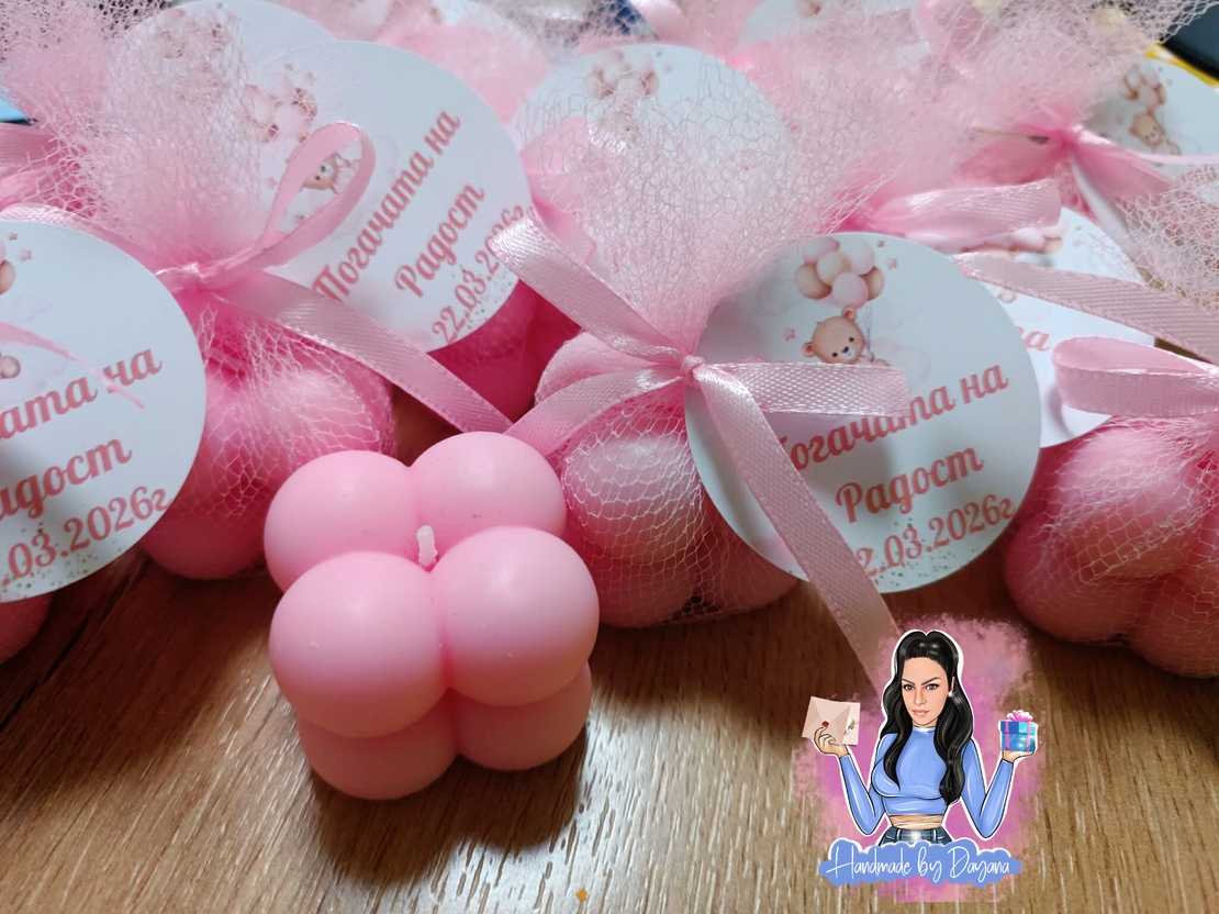 Подаръци за гости - бъбъл свещ в розово с опаковка и етикетче