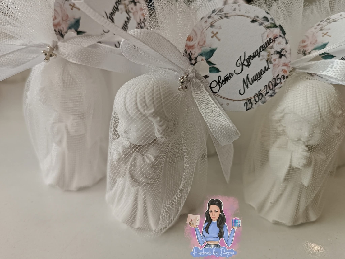 Подаръчета за гости - право ангелче в бял тюл с декорация кръстче