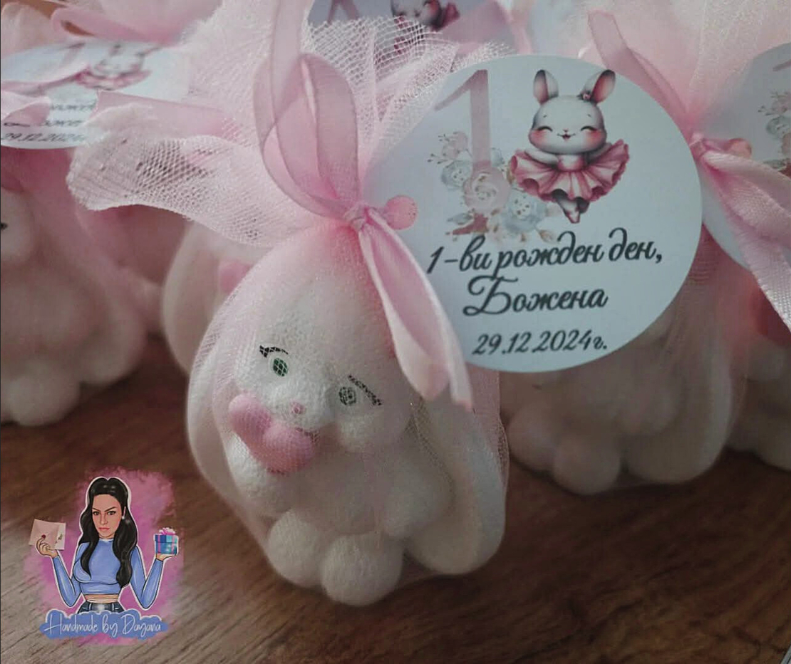 Подаръци за гости - зайче със сърце в розово