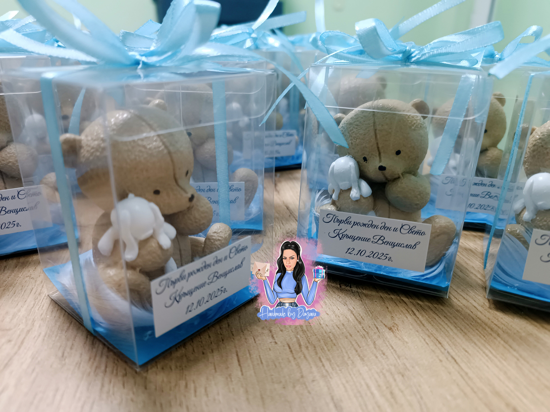 Подаръци за гости - мече в кутия с пера