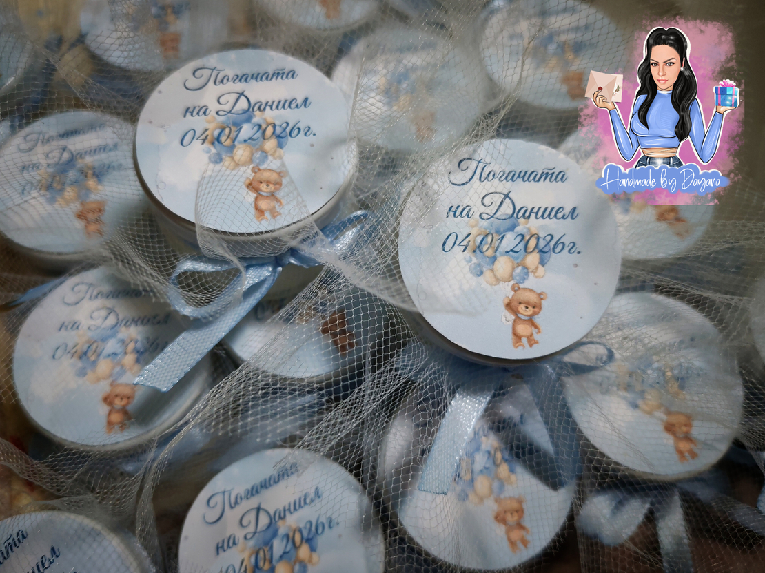 Бурканче със соева свещ и персонализирана декорация '' Мече с балони в синьо ''