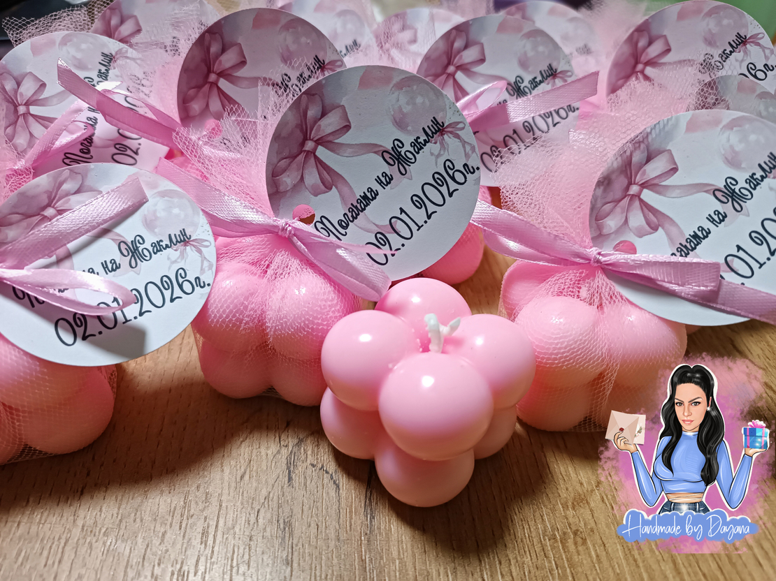 Подаръци за гости - бъбъл свещ в розово с опаковка и етикетче