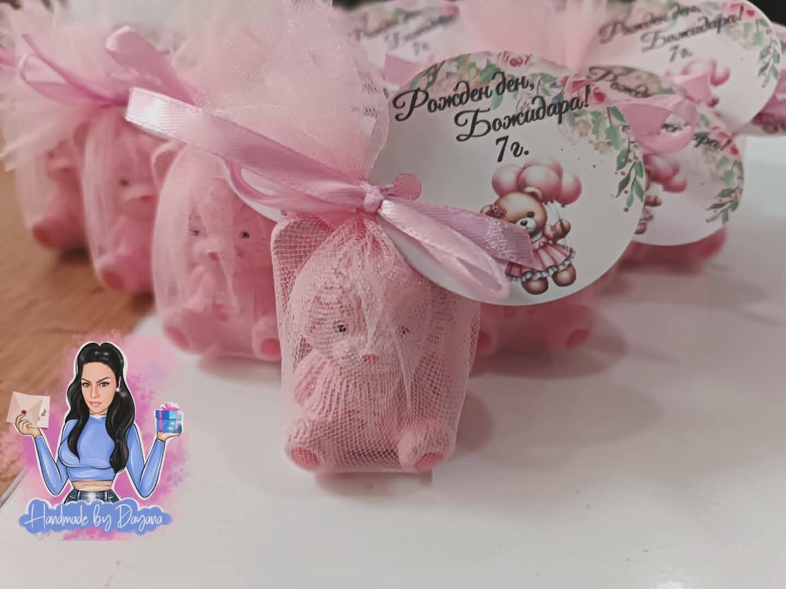 Подаръчета за гости - мече с буквичка