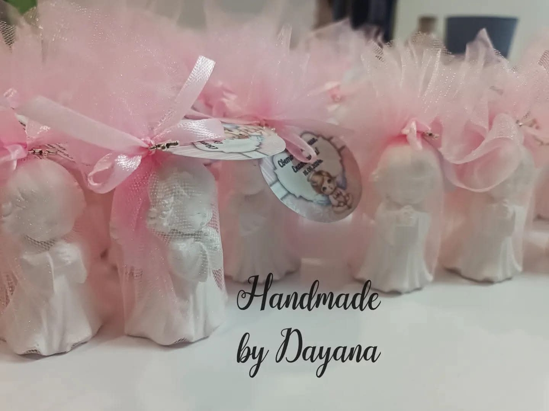 Подаръчета за гости - право ангелче в розов тюл с декорация кръстче