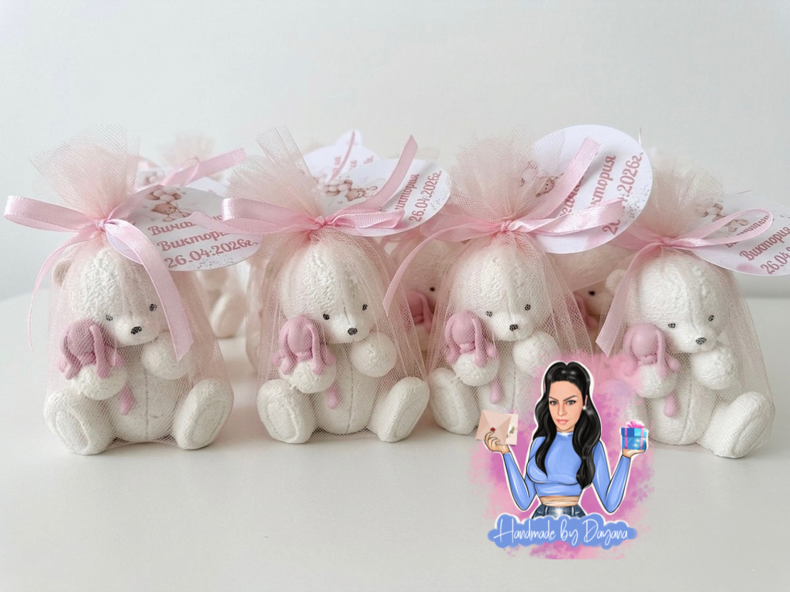 Подаръци за гости - бяло мече с розово зайче