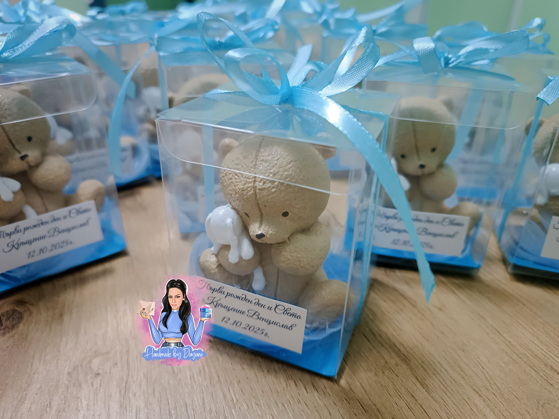 Подаръци за гости - мече в кутия с пера