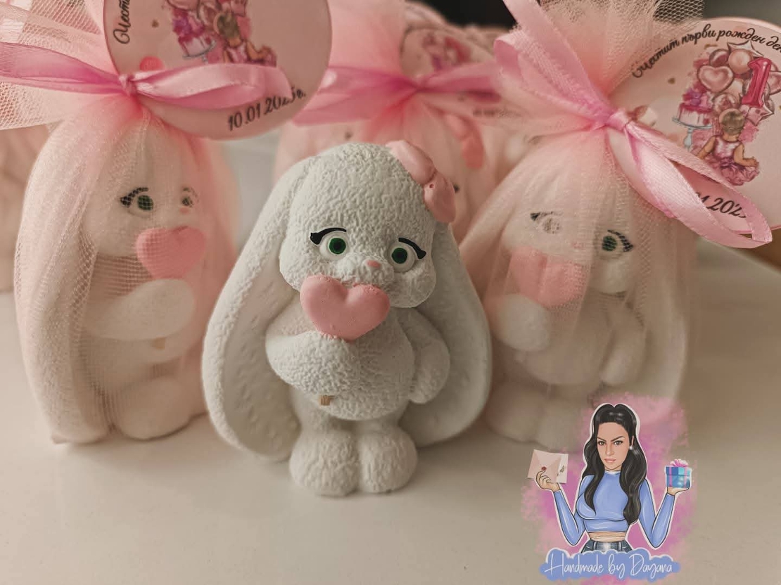 Подаръци за гости - зайче със сърце