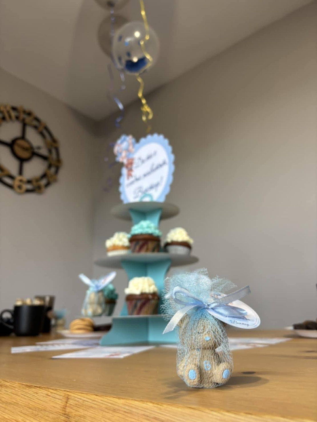 Подаръци за гости - бежово мече със синя буквичка