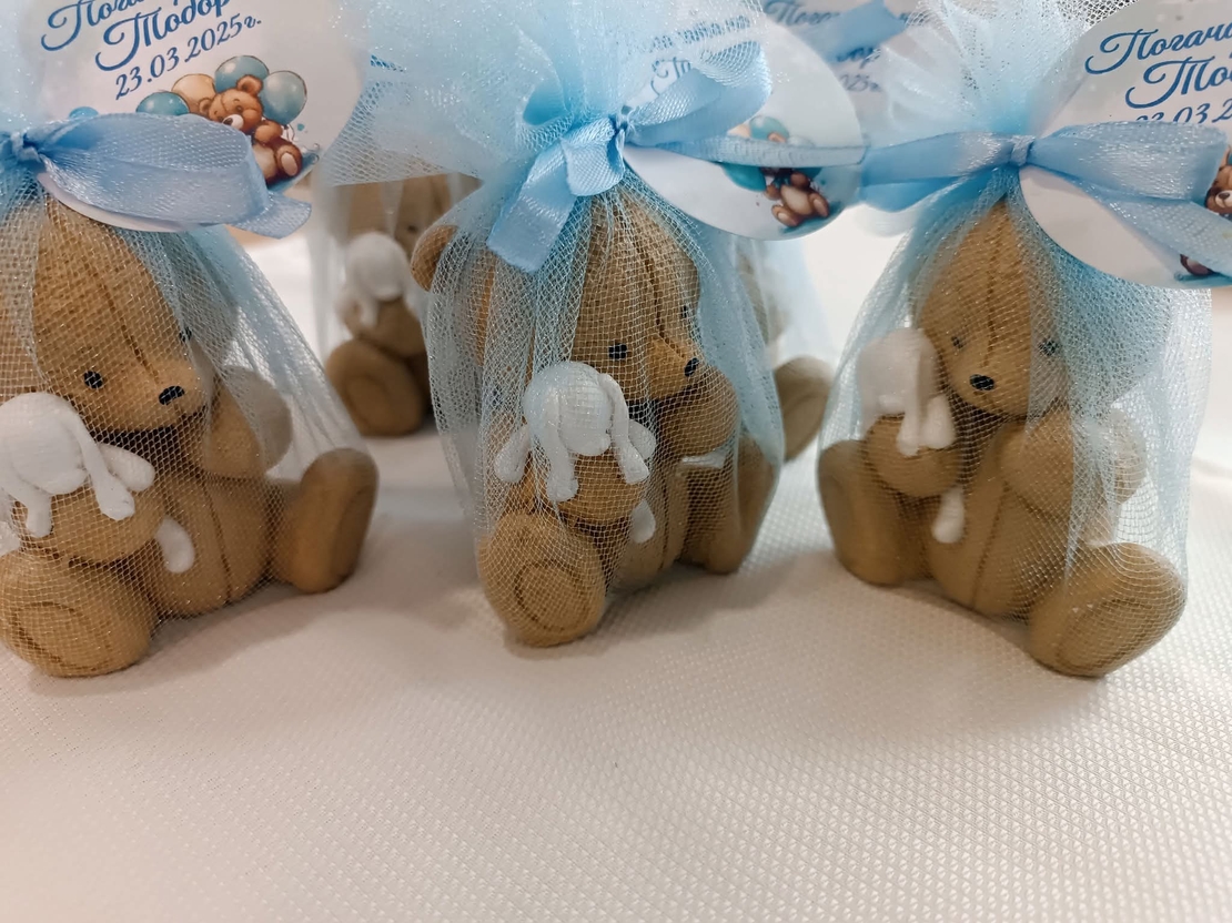 Подаръци за гости - мече със зайче в син тюл