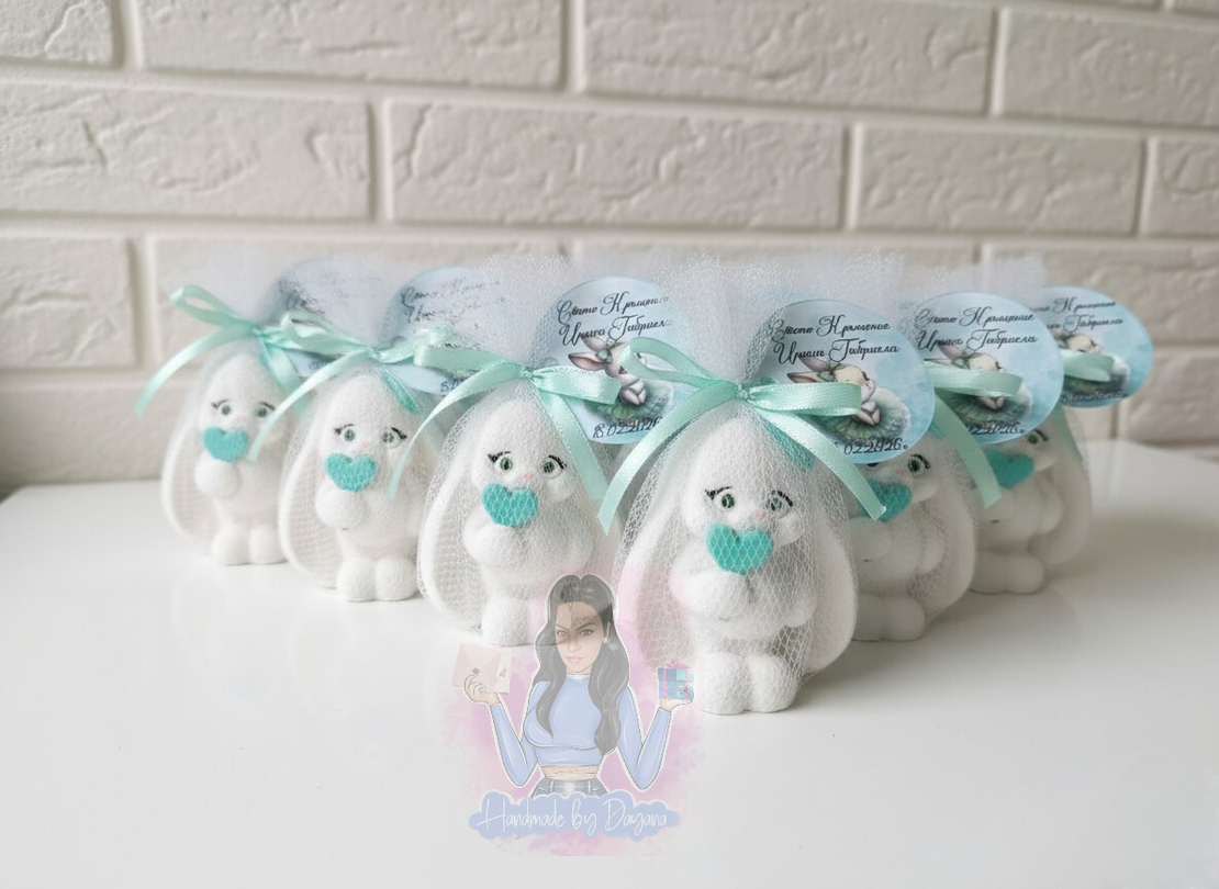 Подаръци за гости - зайче със сърце в цвят мента