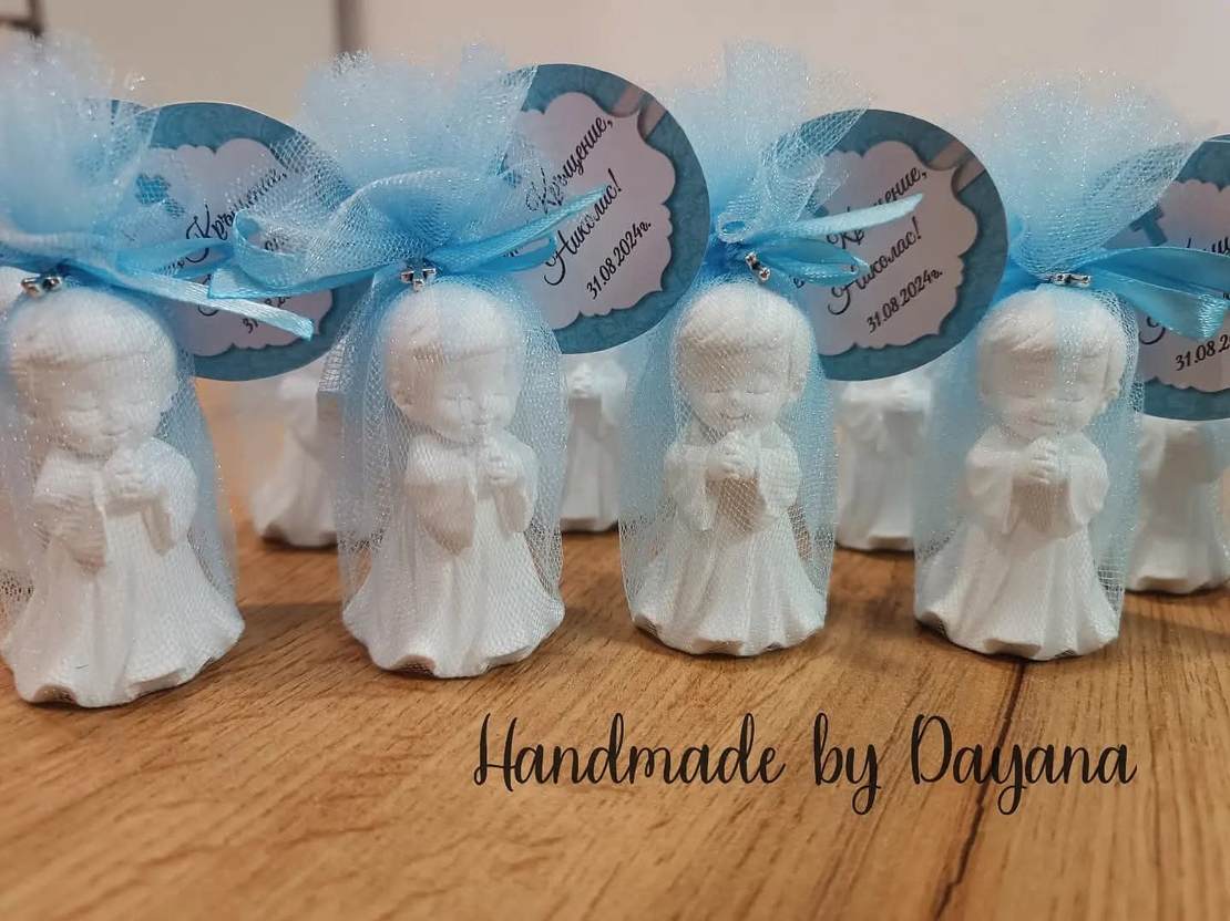 Подаръчета за гости - право ангелче в син тюл с декорация кръстче