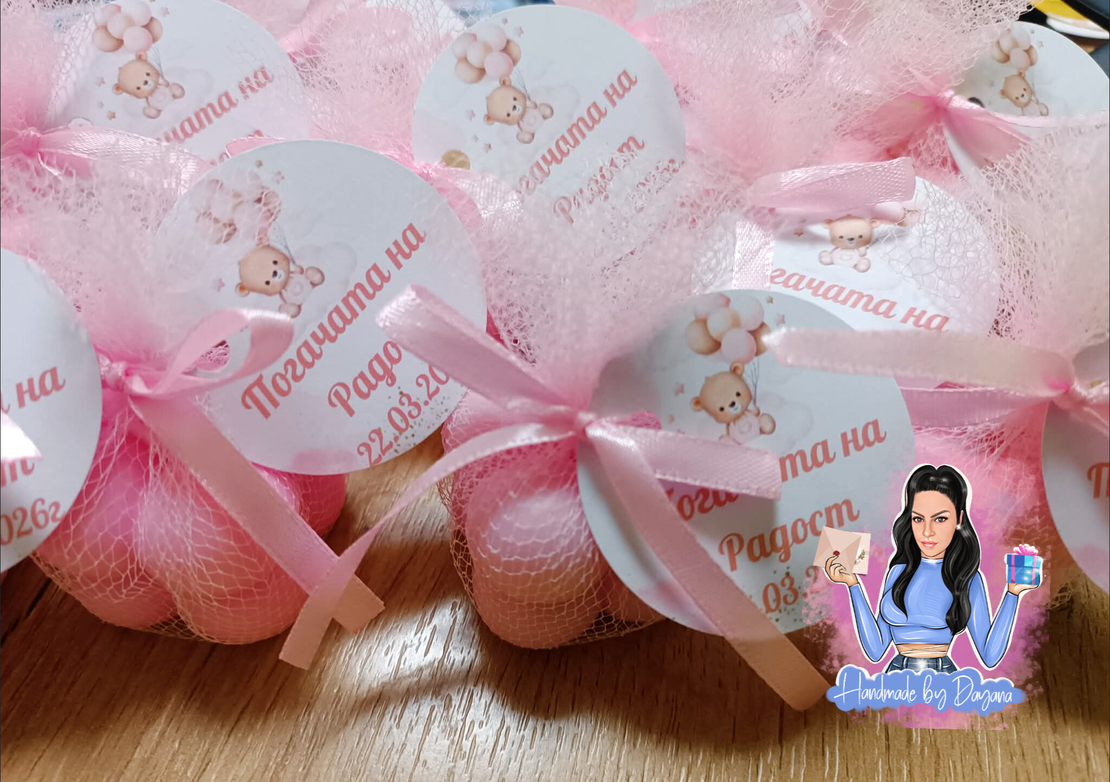 Подаръци за гости - бъбъл свещ в розово с опаковка и етикетче