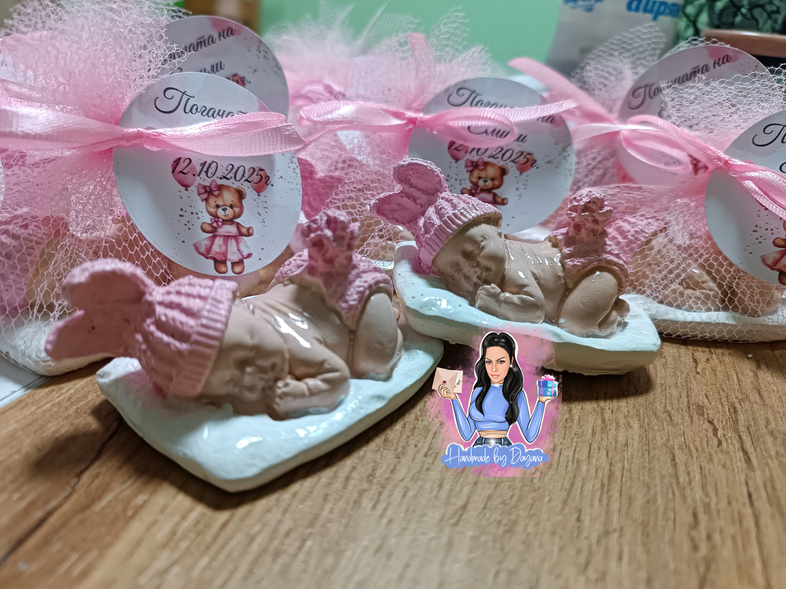 Подаръци за гости - бебе с възглавничка