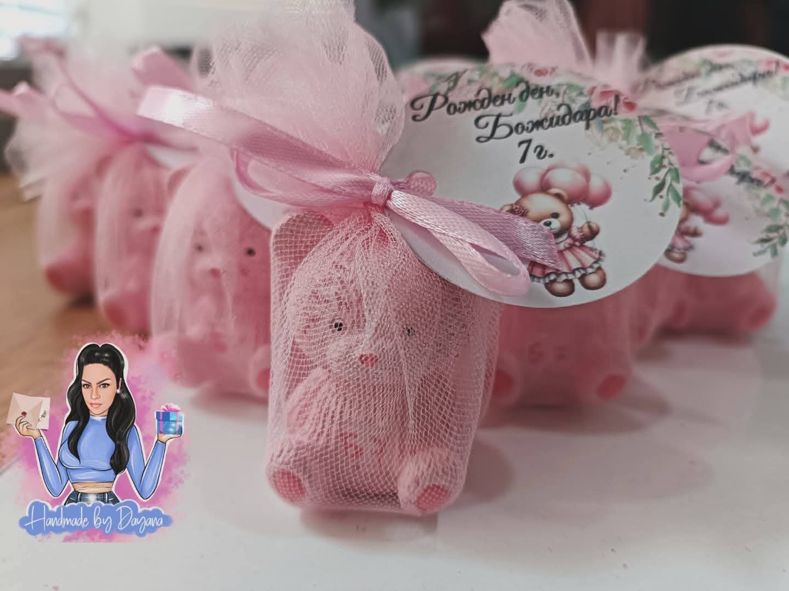 Подаръчета за гости - мече с буквичка