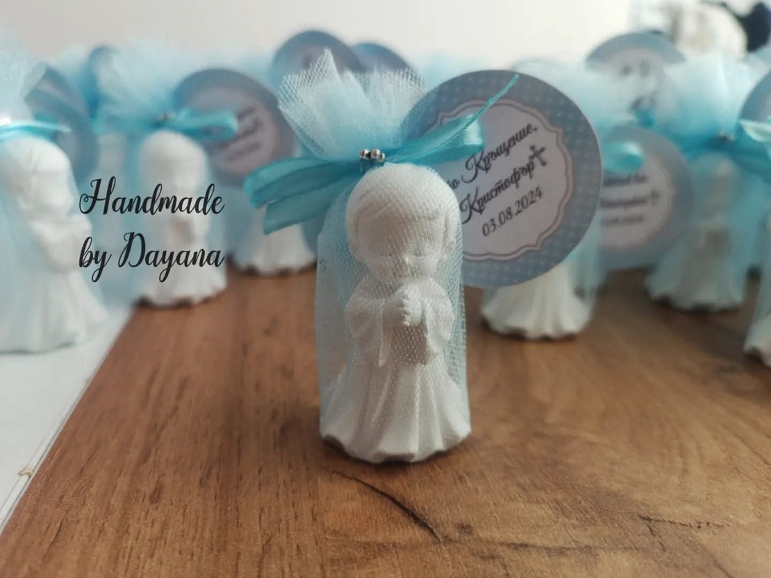 Подаръчета за гости - право ангелче в син тюл с декорация кръстче