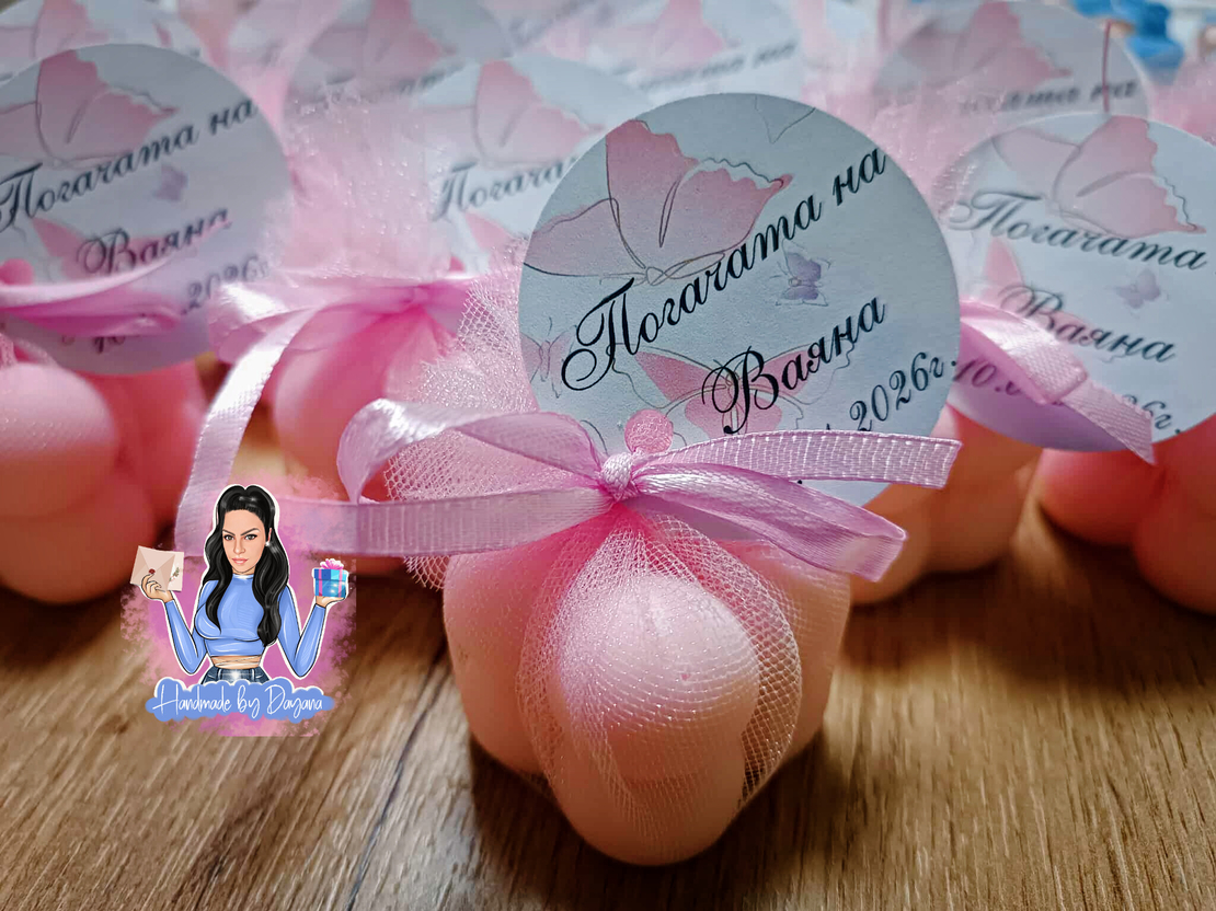 Подаръци за гости - бъбъл свещ в розово с опаковка и етикетче