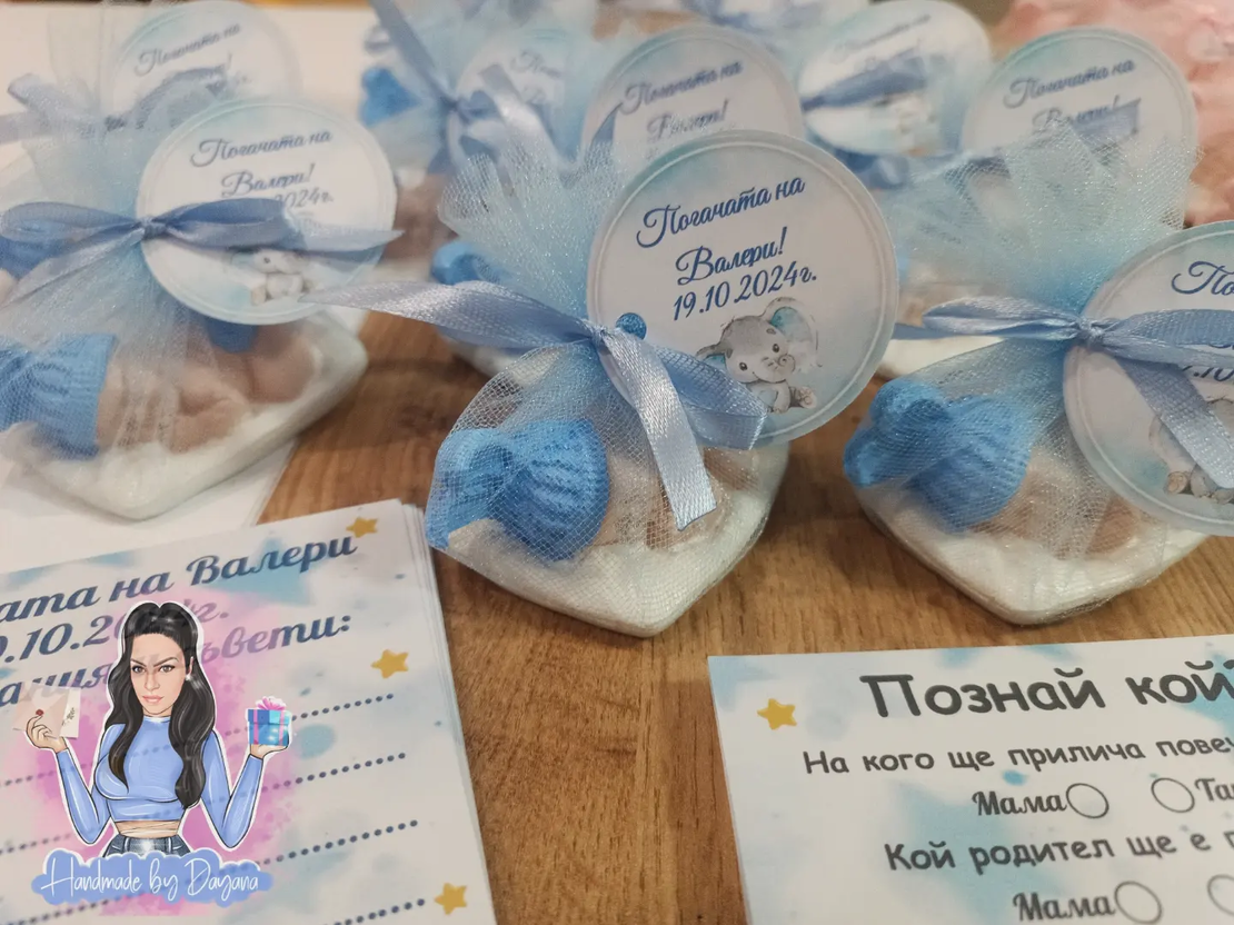 Подаръци за гости - синьо бебе с бяла възглавничка