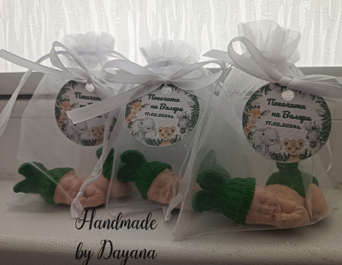 Подаръци за гости - бебе в тъмно зелено