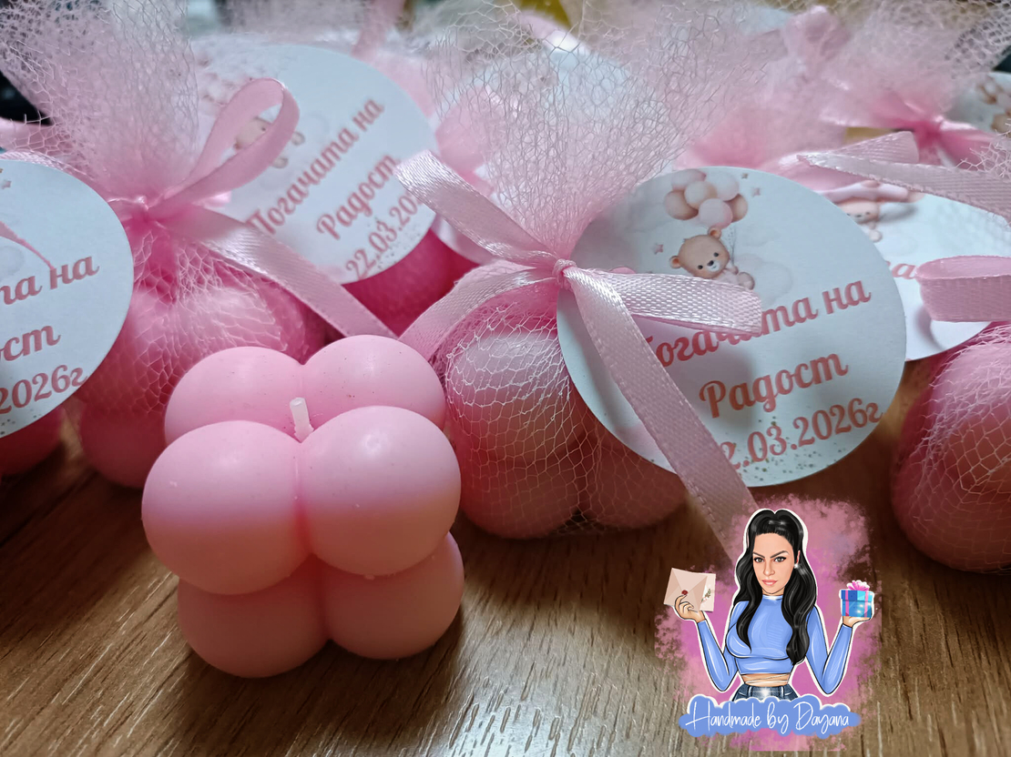 Подаръци за гости - бъбъл свещ в розово с опаковка и етикетче