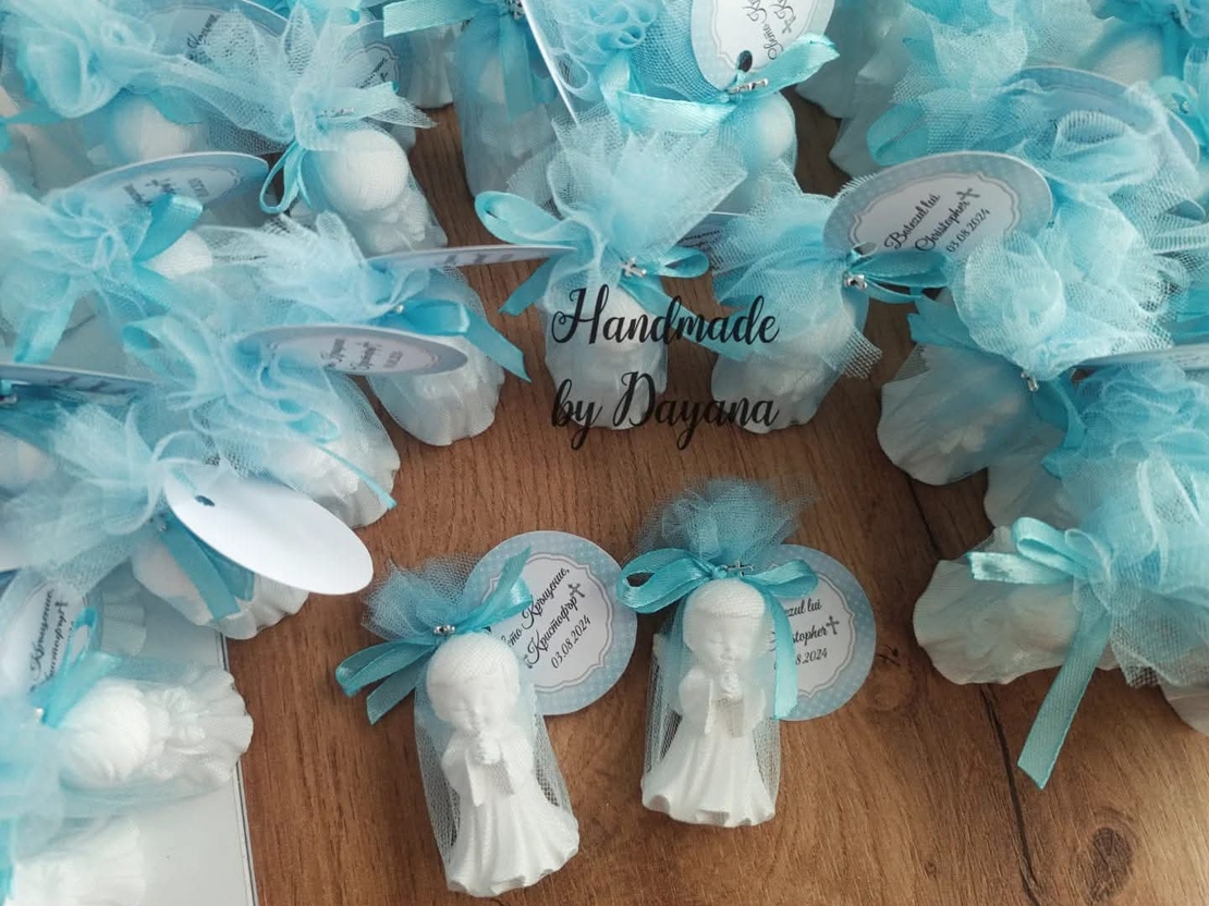 Подаръчета за гости - право ангелче в син тюл с декорация кръстче