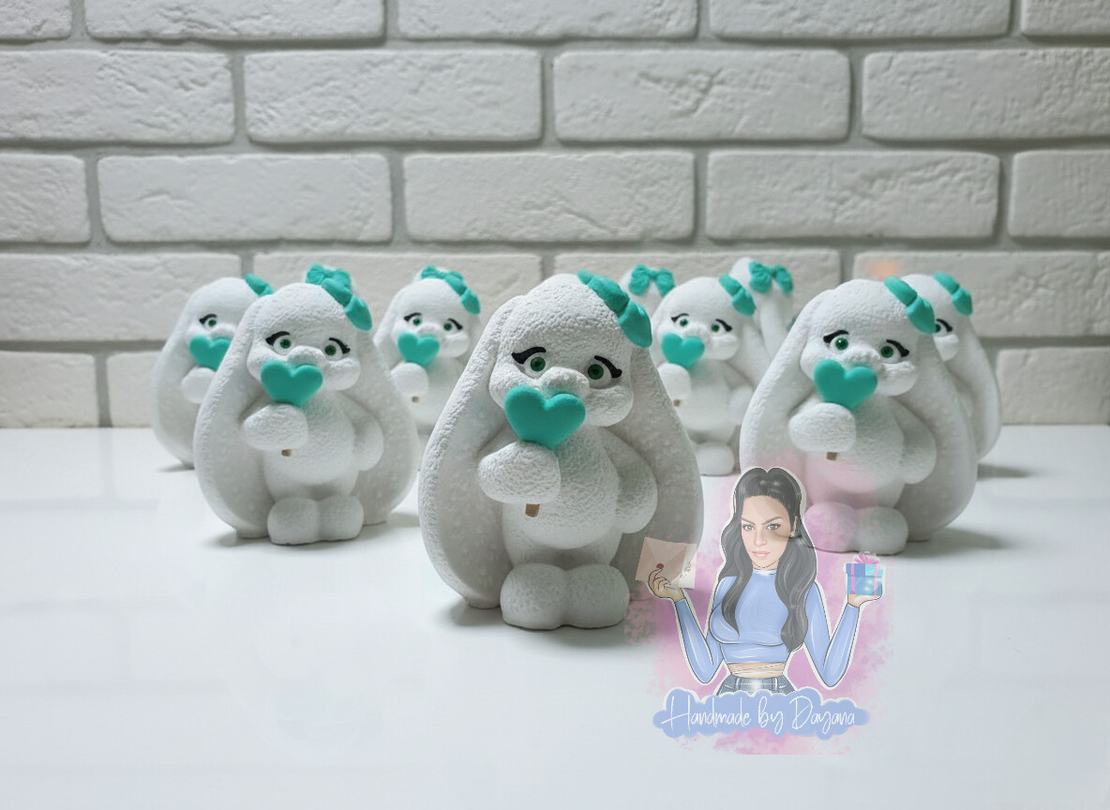 Подаръци за гости - зайче със сърце в цвят мента