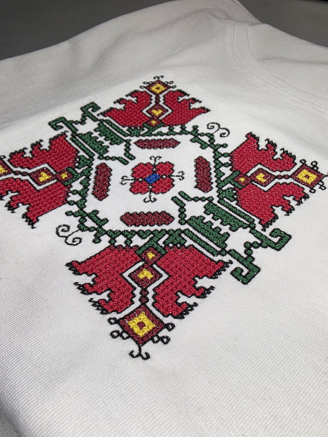 Тениска с шевица „Пазителка“