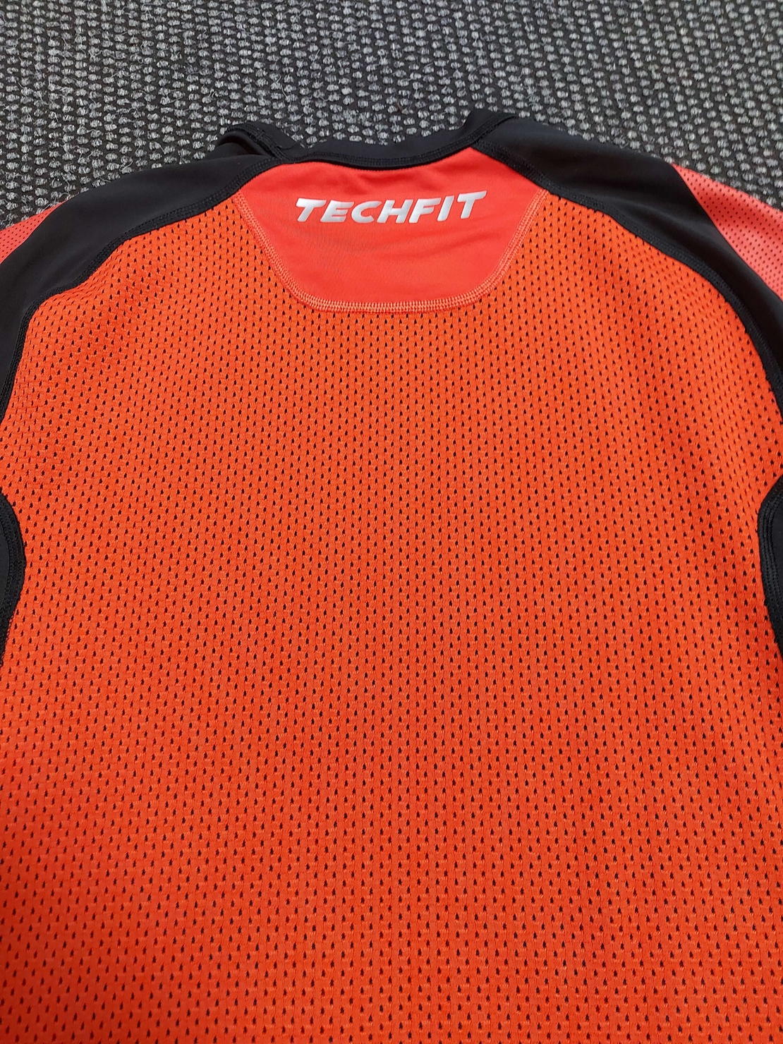 Adidas techfit тениска L размер