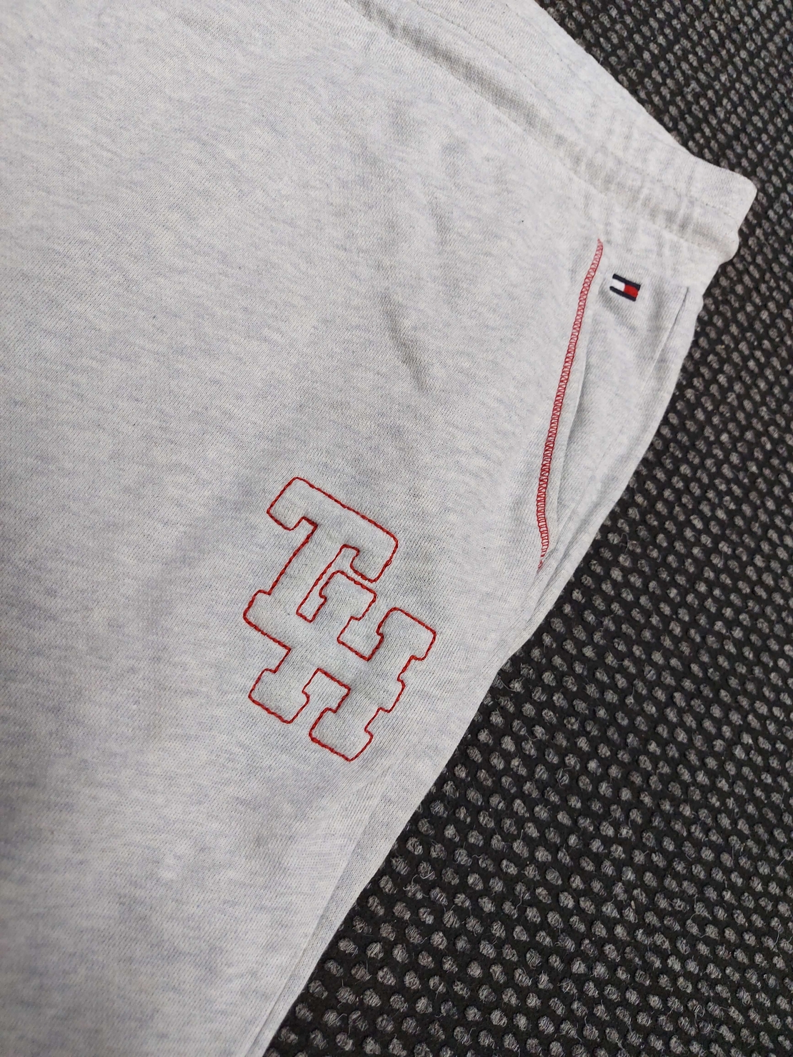 Tommy hilfiger анцуг L размер