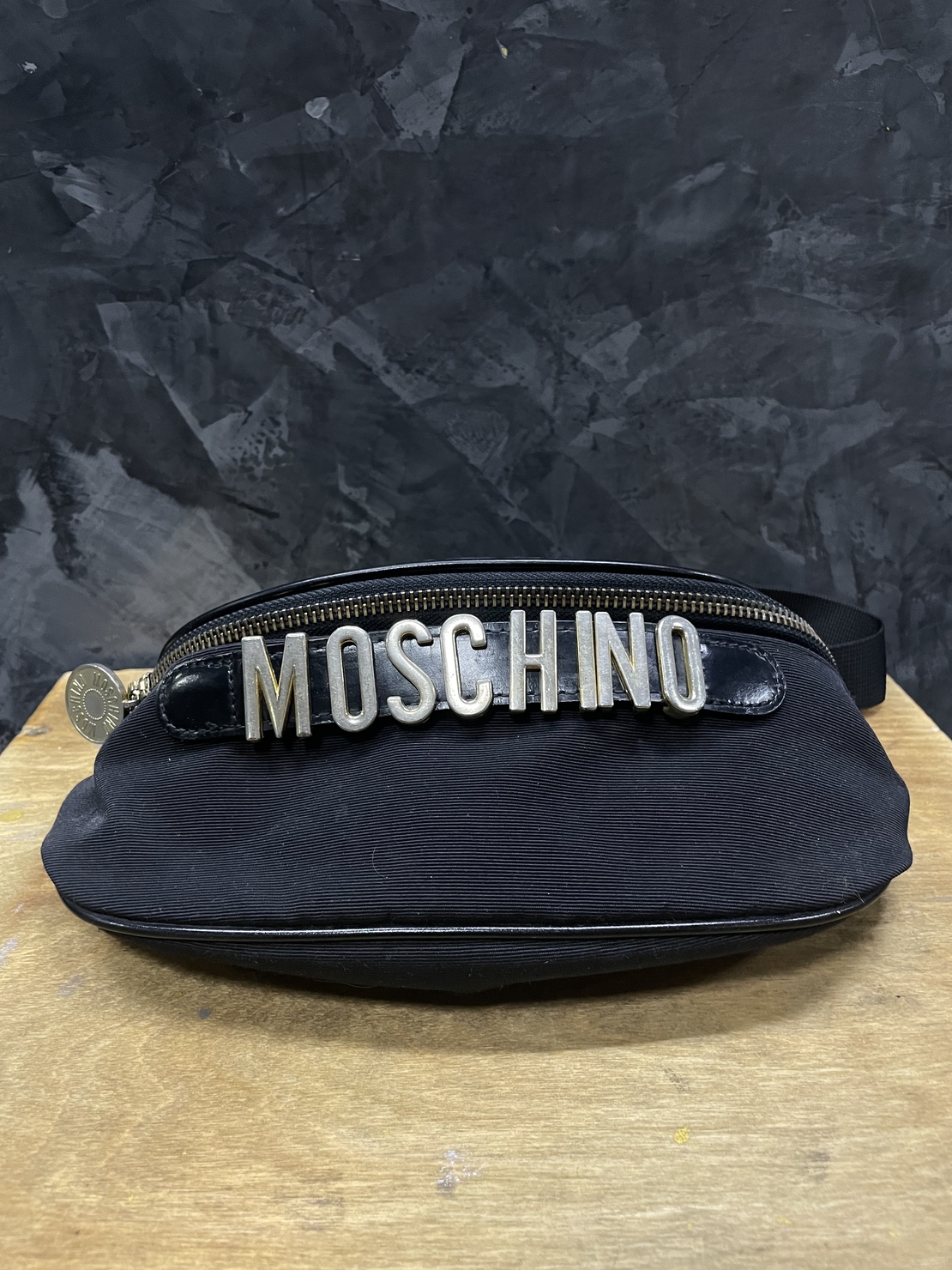 Moschino чанта за през кръста