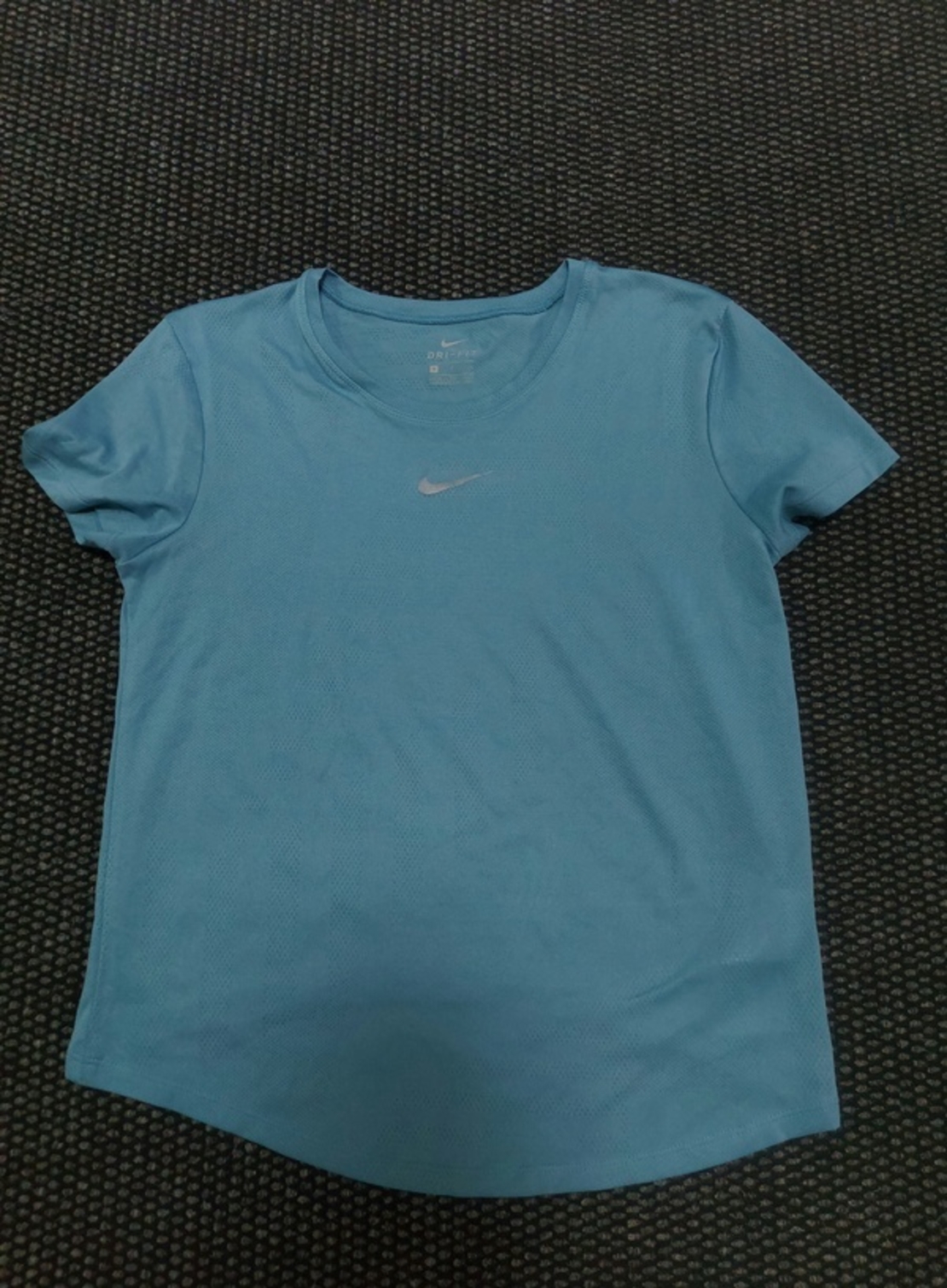 Nike тениска дамска S размер