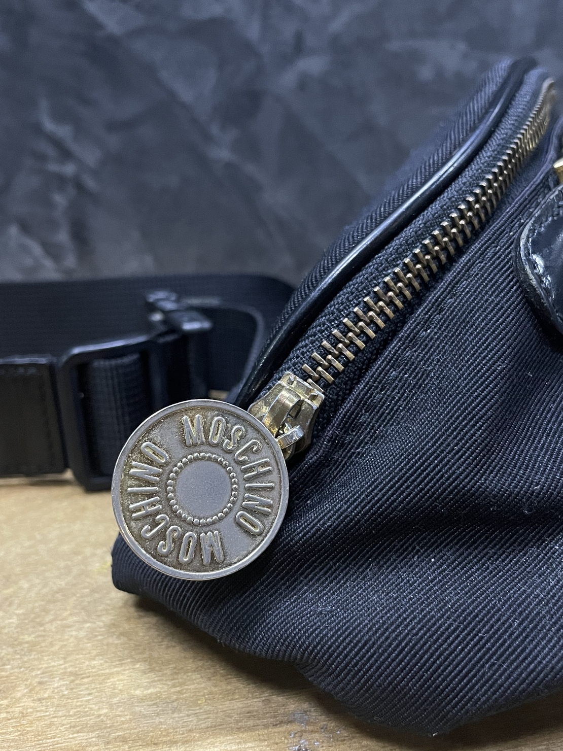Moschino чанта за през кръста