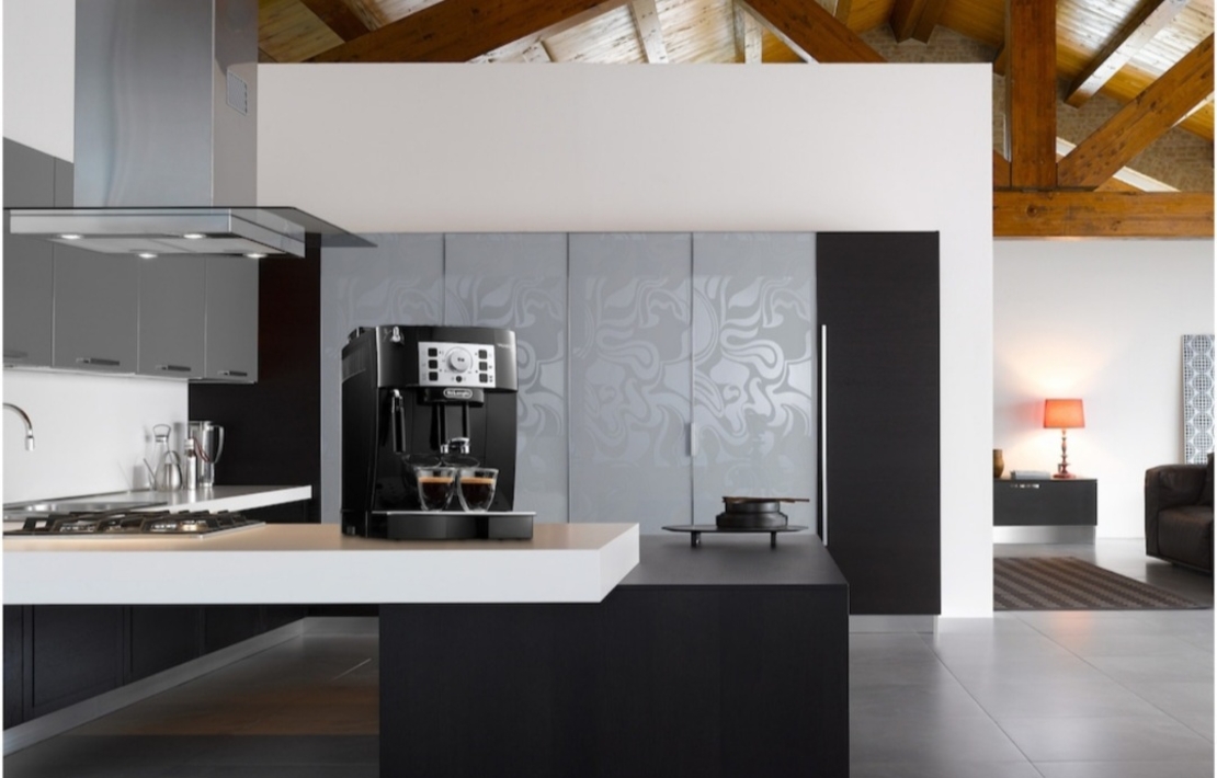 De'Longhi Magnifica S ECAM 22.112.B, 1450 W, 5 видове напитки, 15 бара,