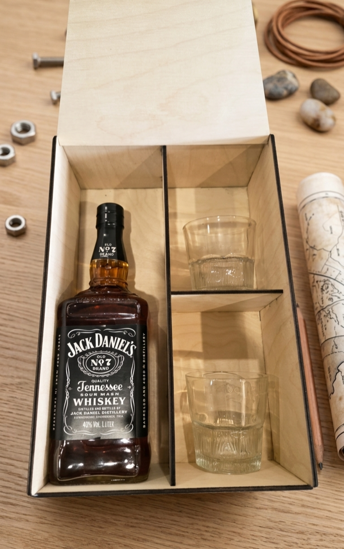 Дървена кутия за уиски с две чаши
