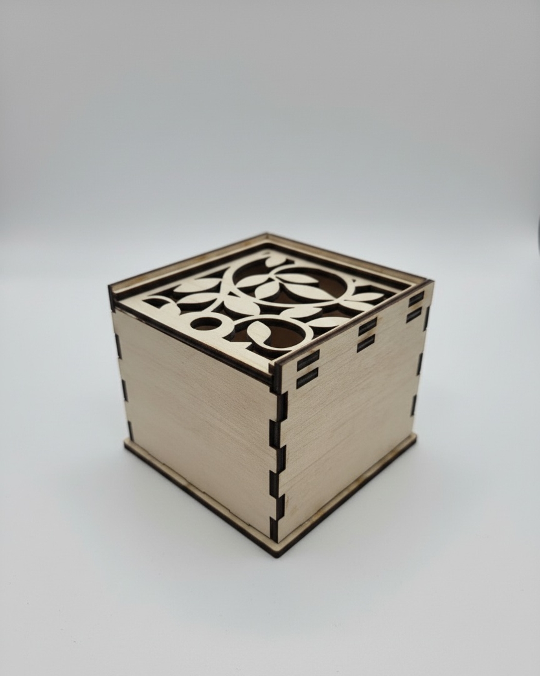 Дървена кутия