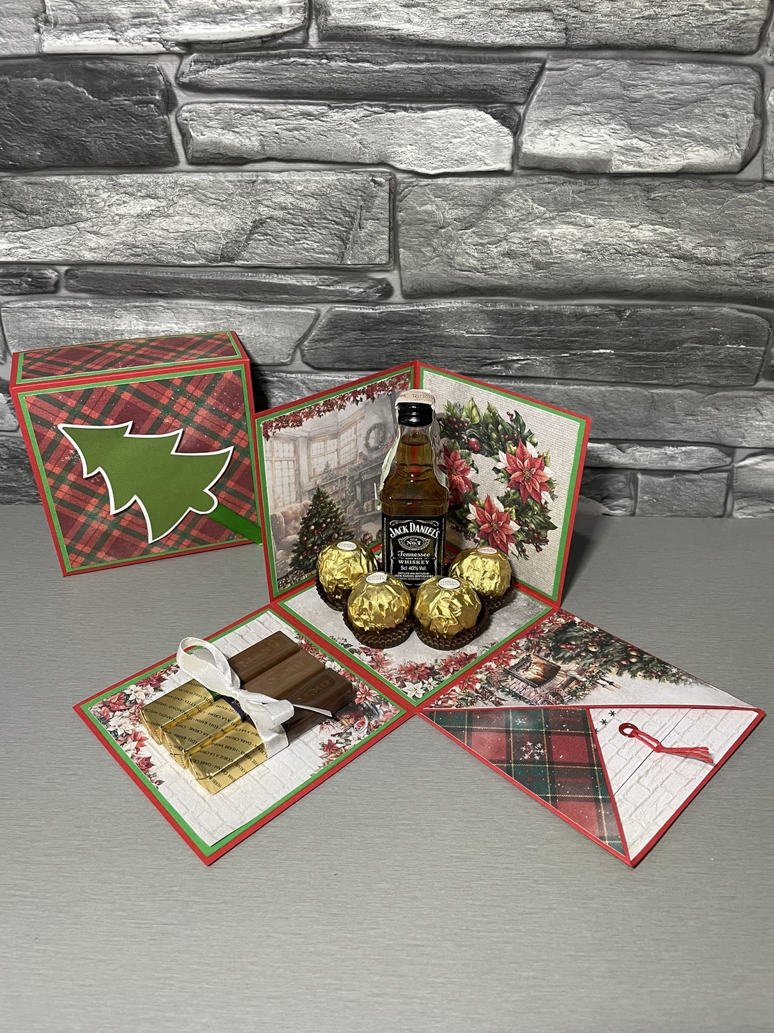 Коледна експлодираща кутия с бонбони и уиски