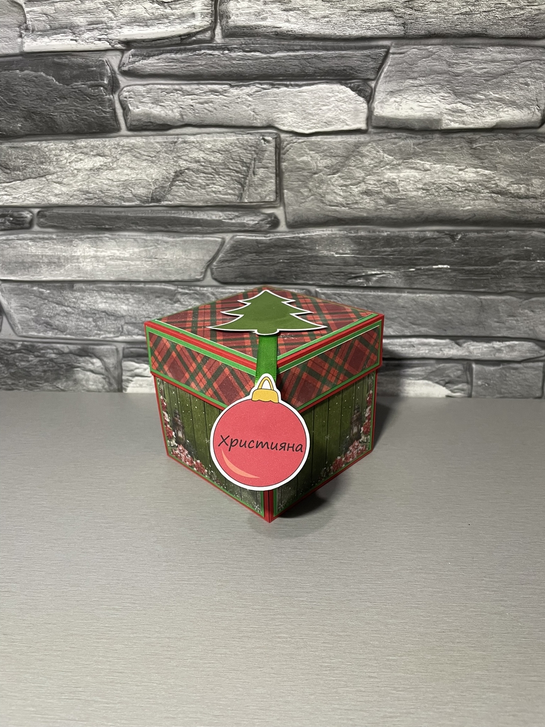 Коледна експлодираща кутия с бонбони и място за паричен подарък