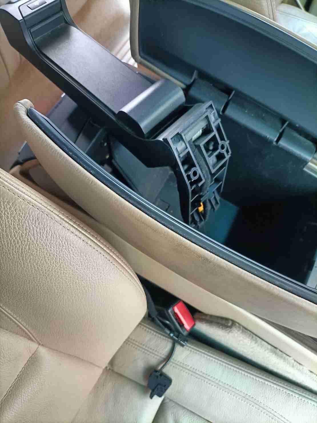 BMW X5 E70; X6  E71 Капак за централна конзола (демонтиран телефон)