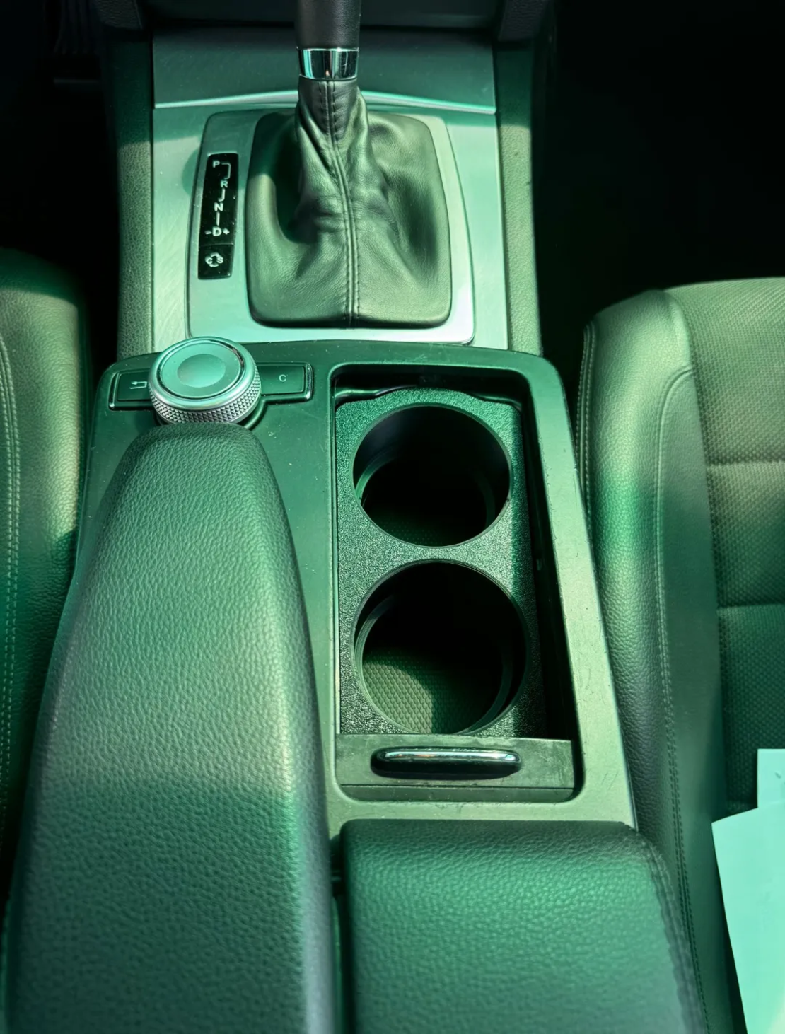 Поставка за чаши Mercedes W204 и др.