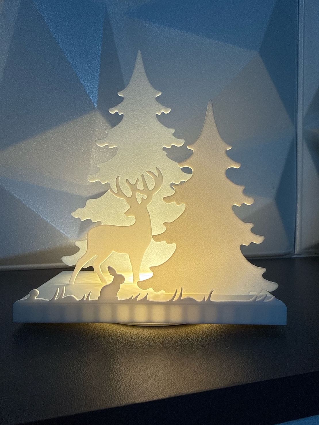 Светещ декор с елен в гора