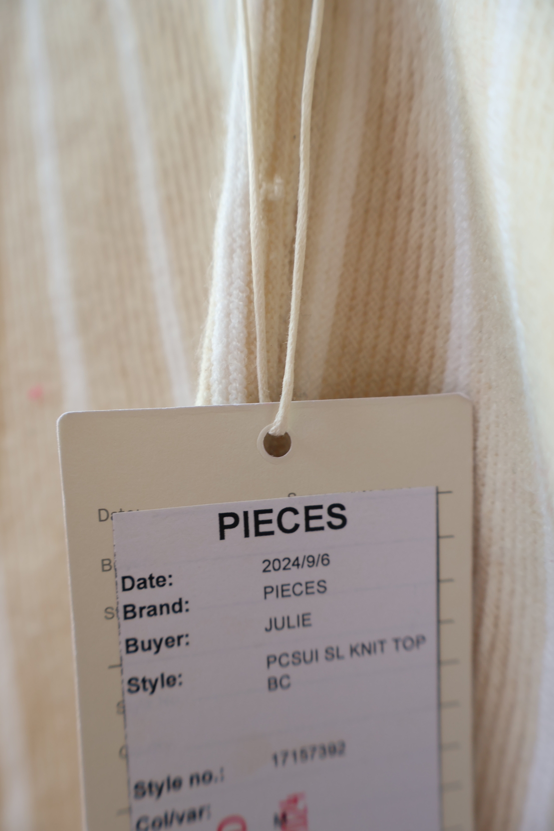 PIECES Плетен топ в кремаво райе • M