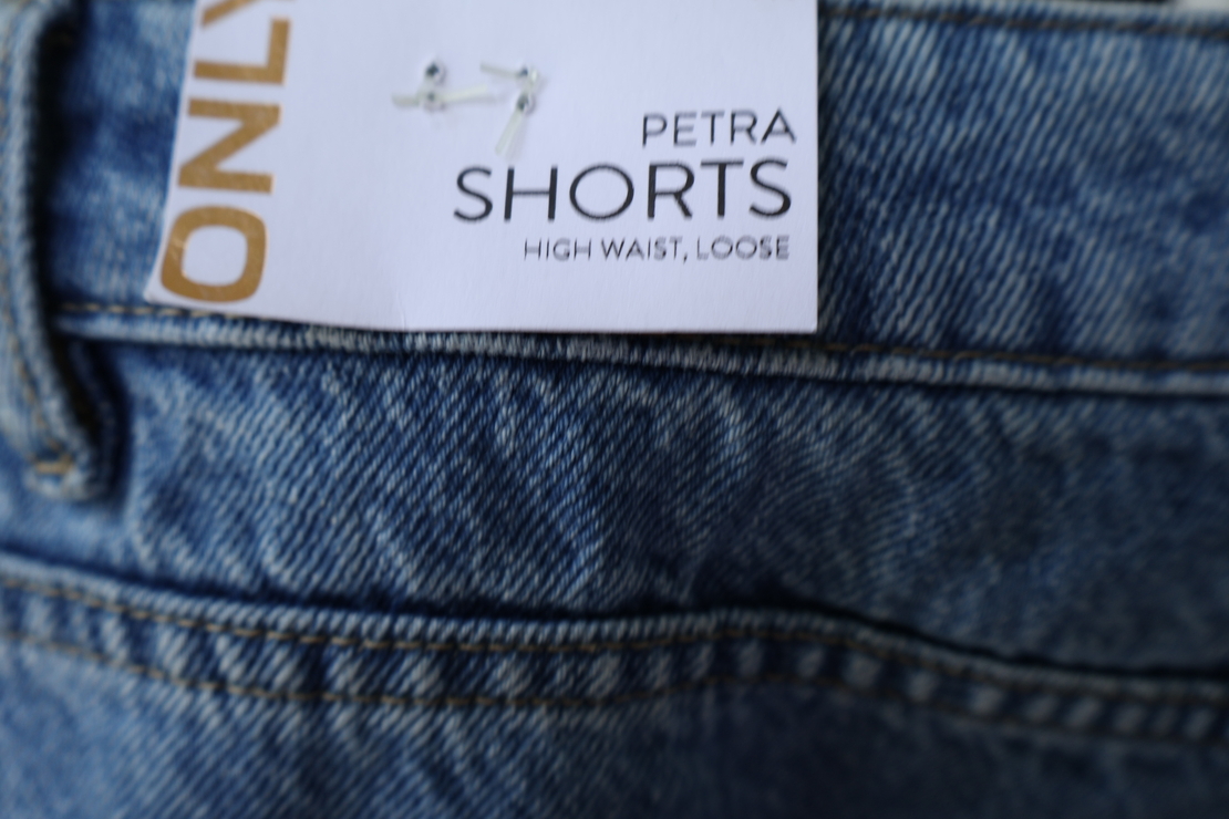 ONLY Petra Denim Shorts • M