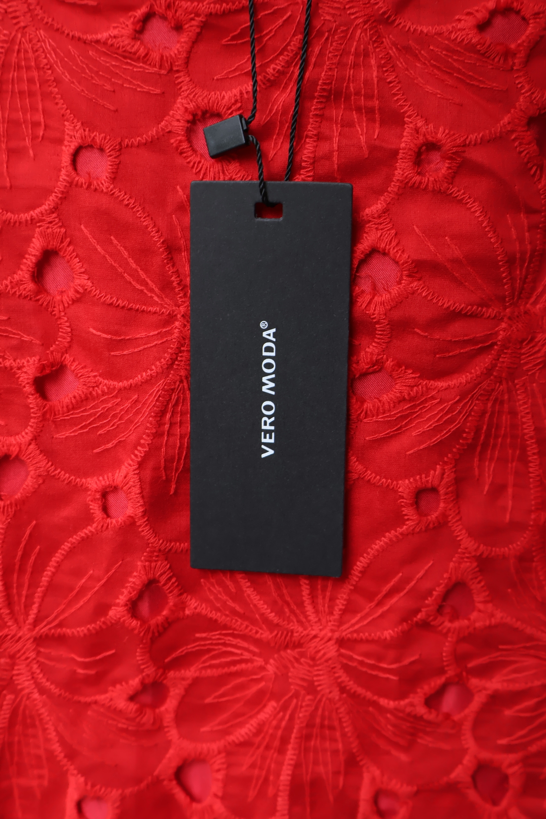 Vero Moda Бродирана блуза Ribbon Red • M