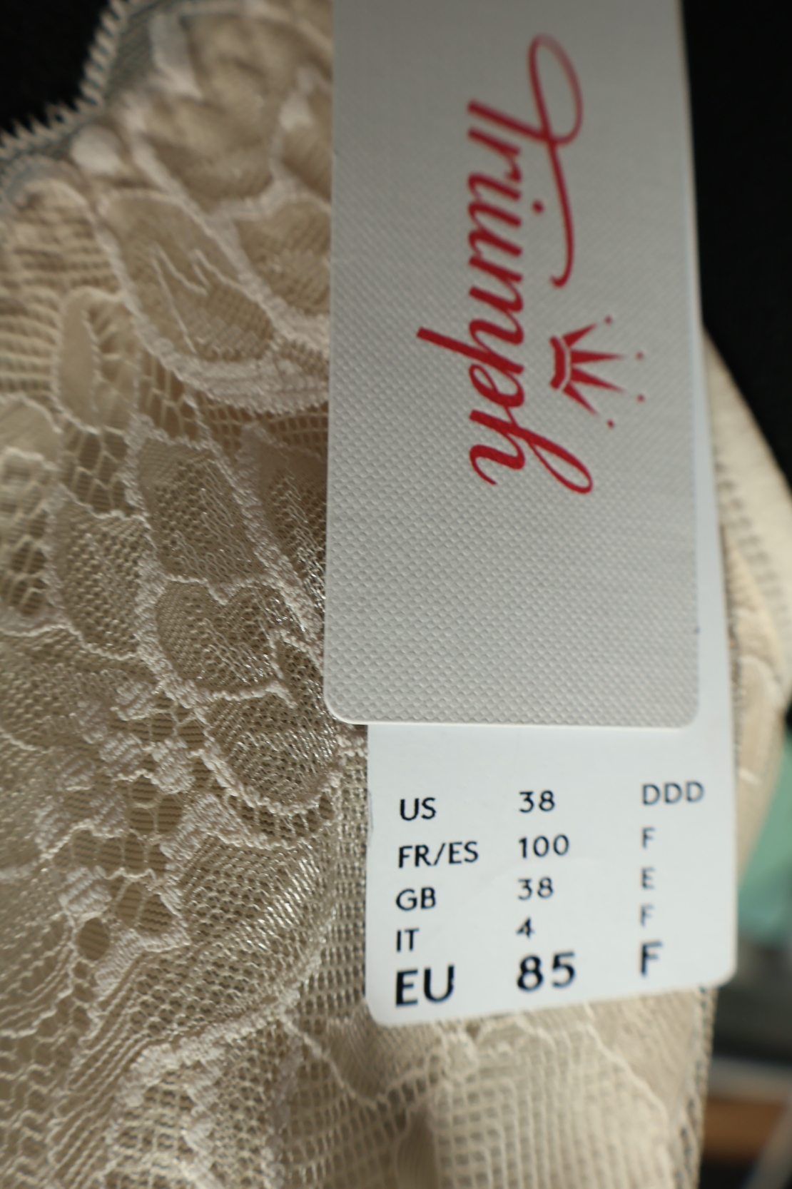 Triumph Lace Shaping Body • 85F