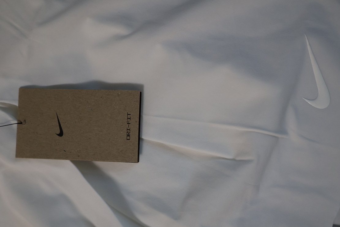 Nike Dri-FIT тенис пола с вграден клин • S