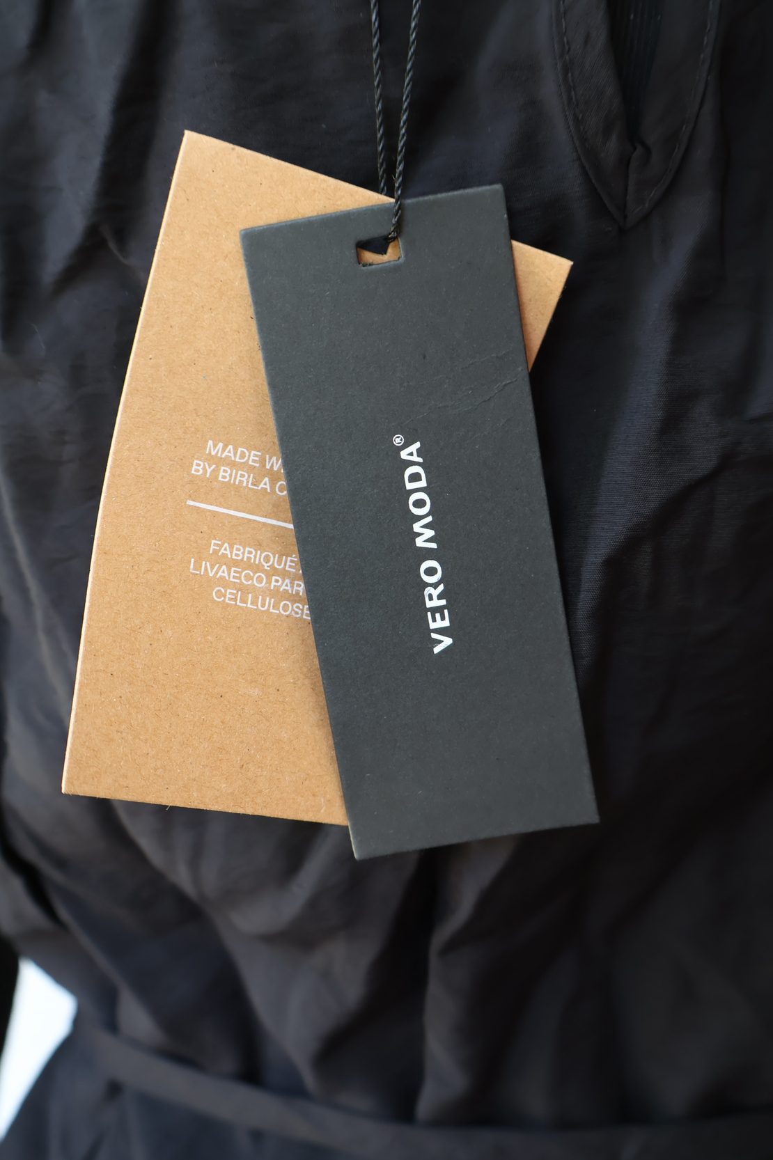Vero Moda Черна рокля с колан • M