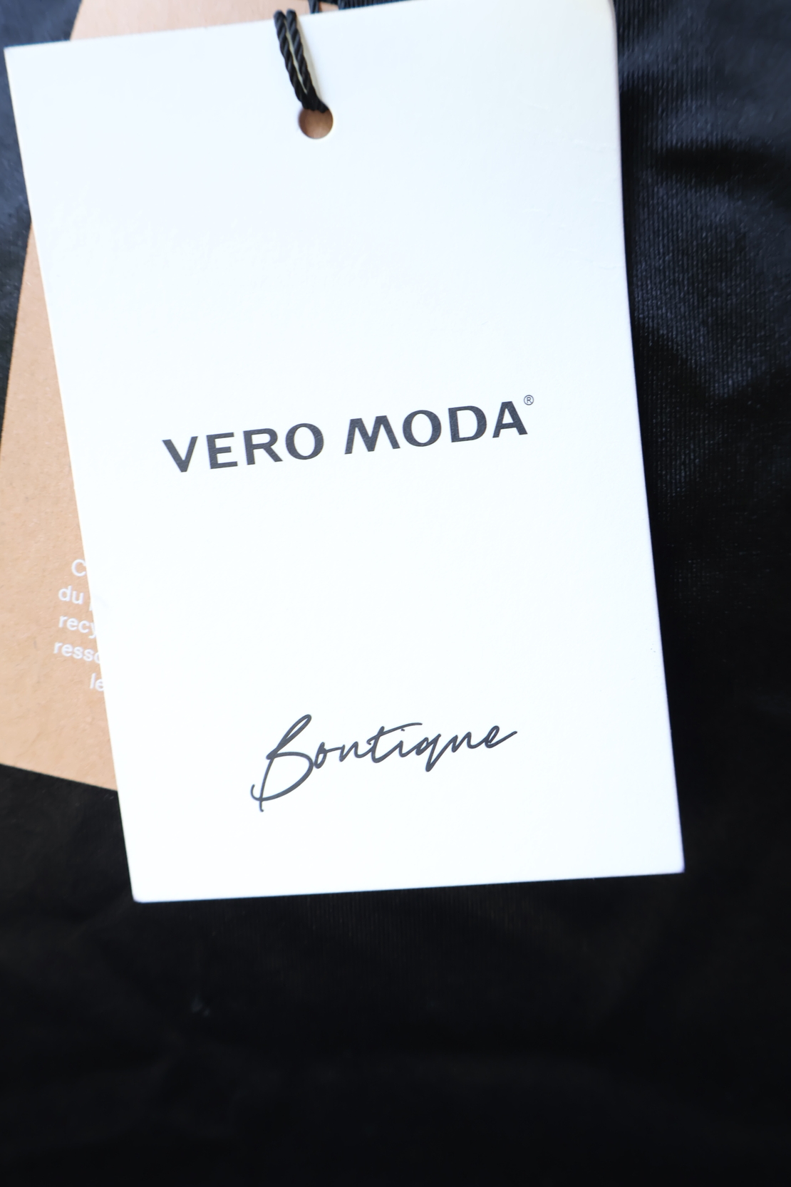 Vero Moda Boutique Черна сатенена пола с дантела • M