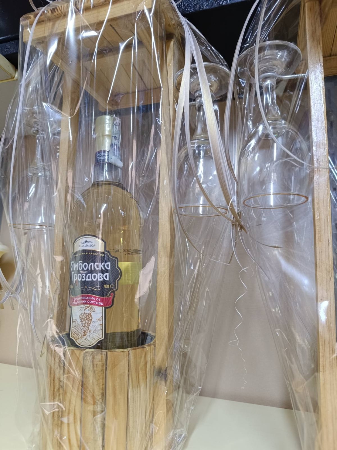 Подаръчен комплект – Кладенец с 2 чаши и Ямболска гроздова ракия 700 ml