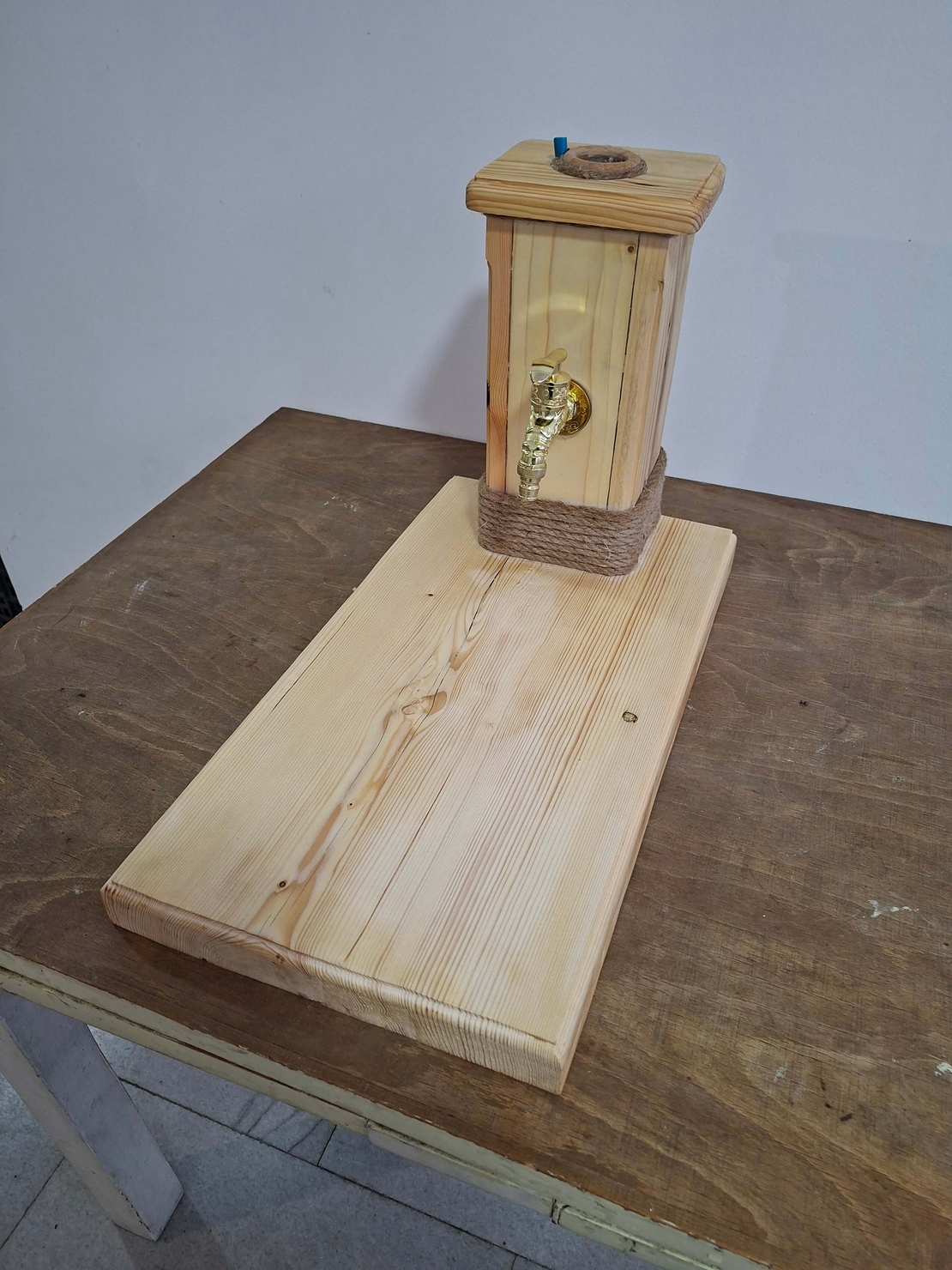 Дървен диспенсър за ракия с чешмичка