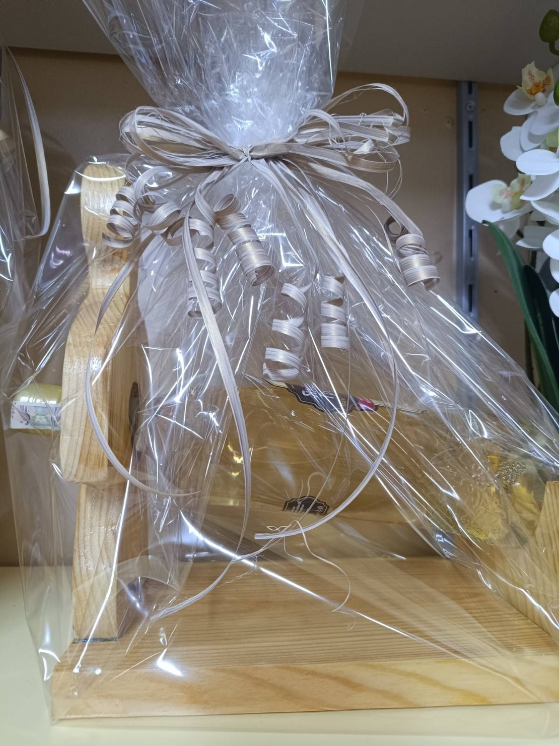 Стойка за ракия „Човече“ + Ямболска гроздова 700 ml – Подаръчен комплект**